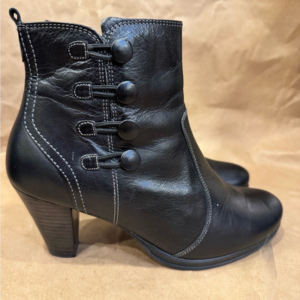 Softwaves Black Leather Victorian Style Buttoned 3” Heel Bootie. Size EU 39/US 8